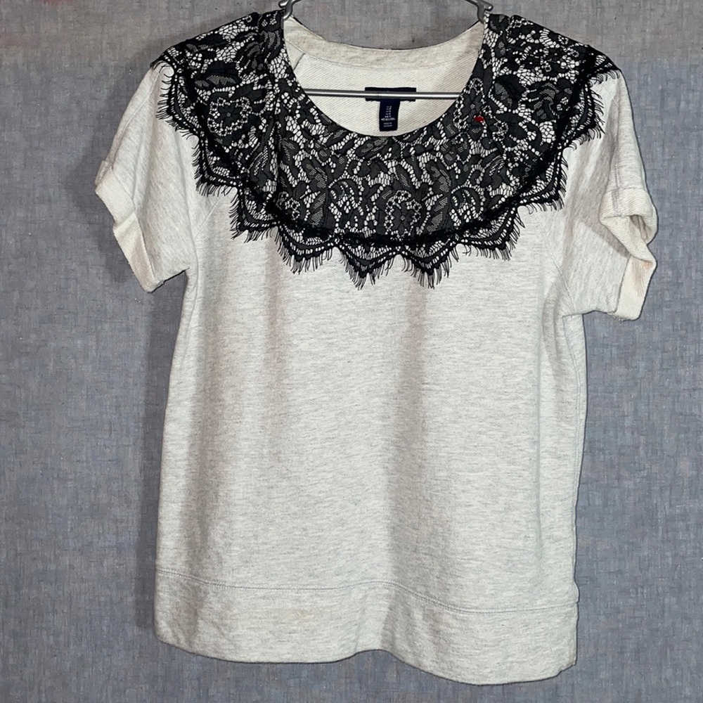 Gap short sleeve lace neck top.